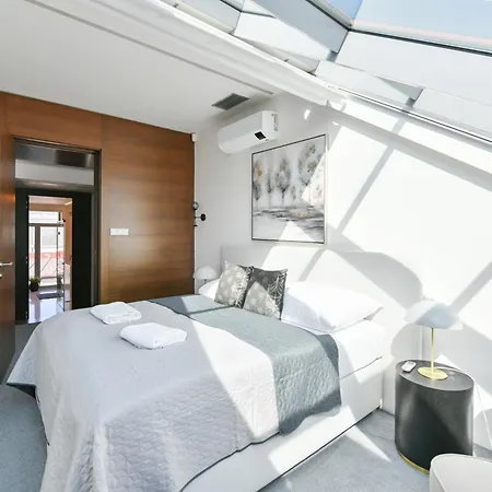 公寓 Presidential Penthouse, 303m2, Jacuzzi On Terrace, Sauna, 6bdrm, 4bthrm, Ac, Lift