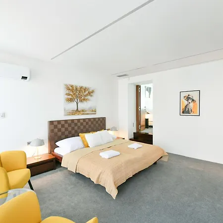 公寓 Presidential Penthouse, 303m2, Jacuzzi On Terrace, Sauna, 6bdrm, 4bthrm, Ac, Lift 布拉格