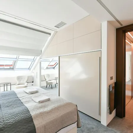 Presidential Penthouse, 303m2, Jacuzzi On Terrace, Sauna, 6bdrm, 4bthrm, Ac, Lift Apartment Prague